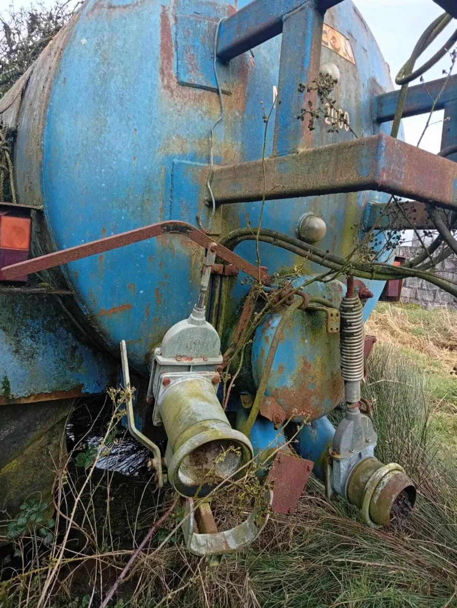 Slurry tank 2000 gal - Image 1