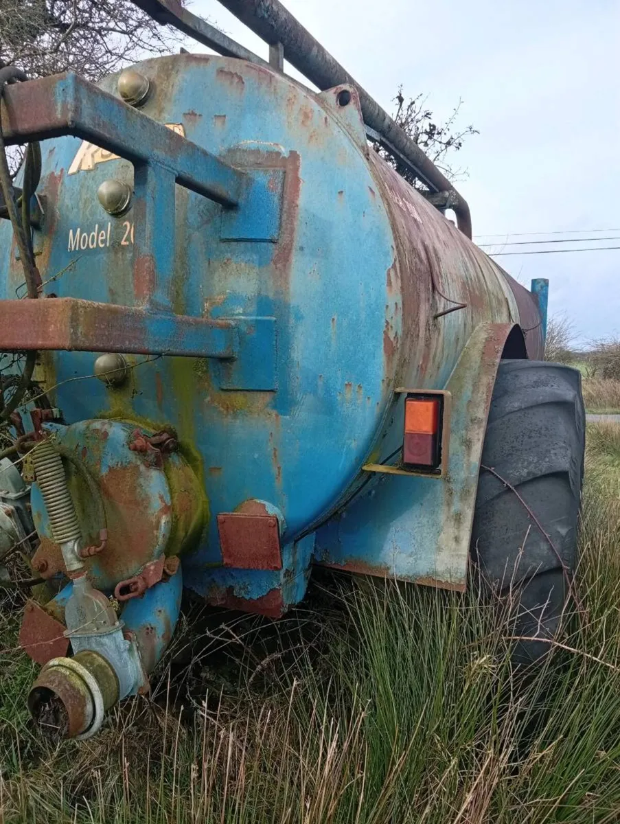 Slurry tank 2000 gal - Image 2