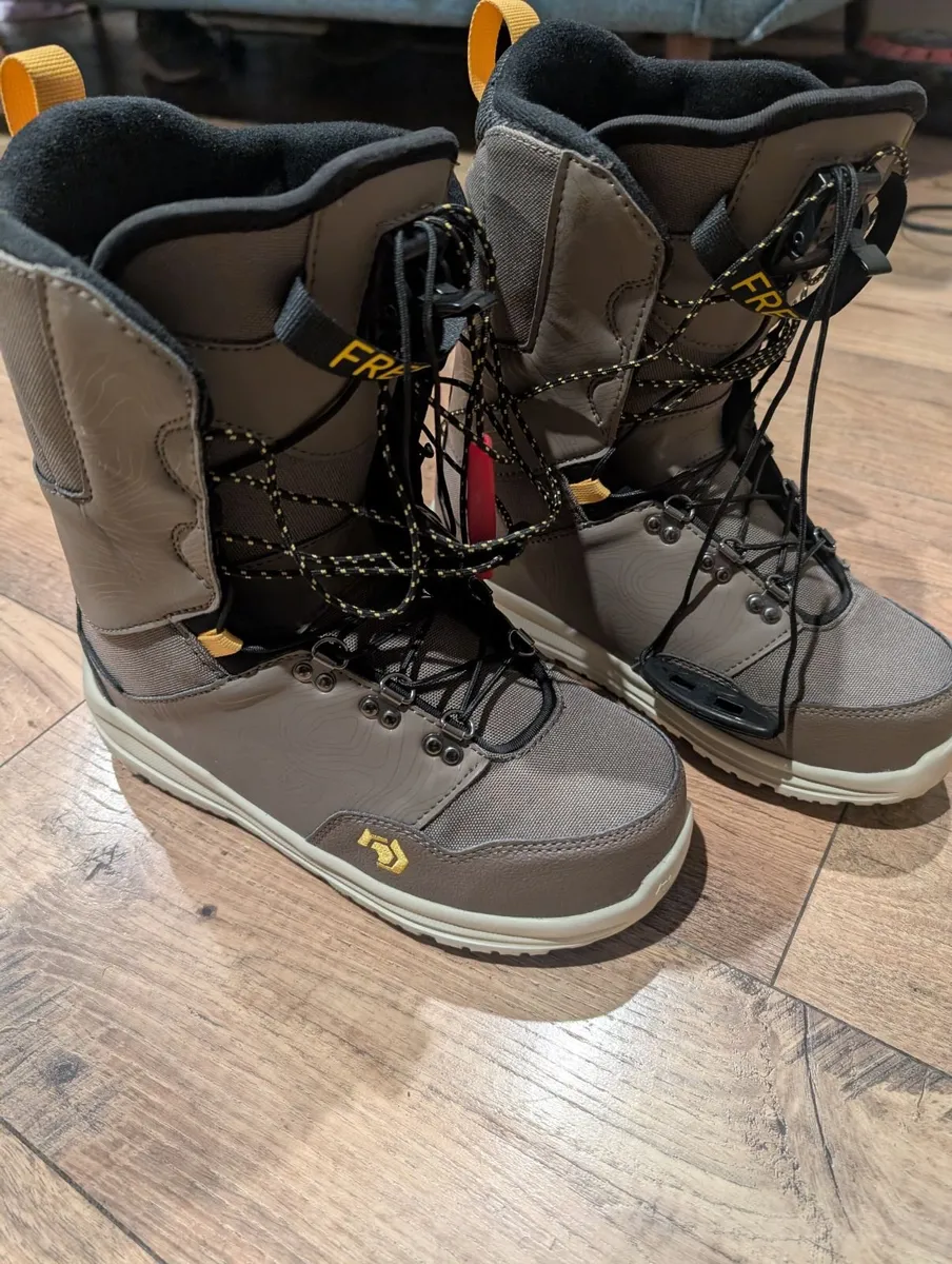 Snowboarding equipment - Image 2