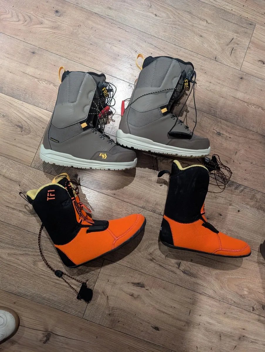 Snowboarding equipment - Image 1