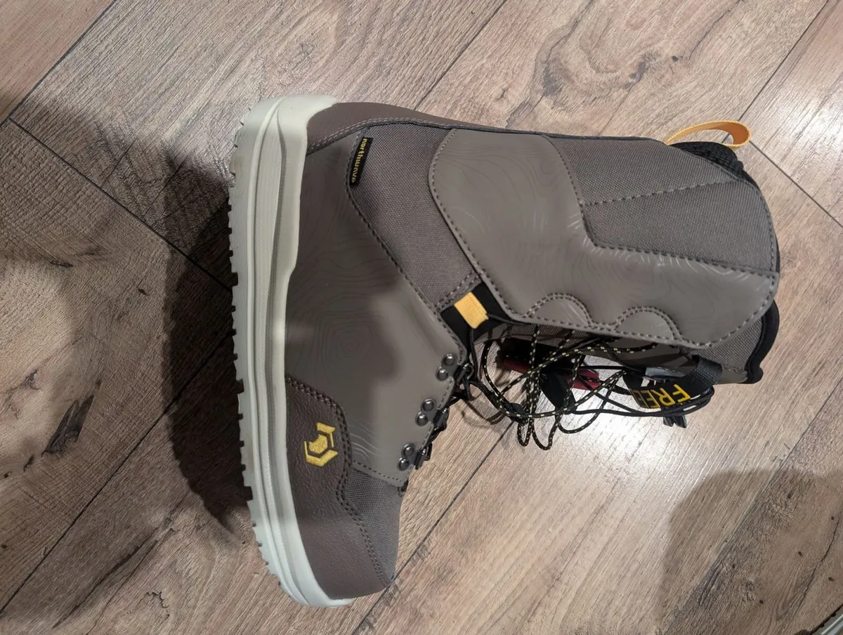 Snowboarding equipment - Image 3