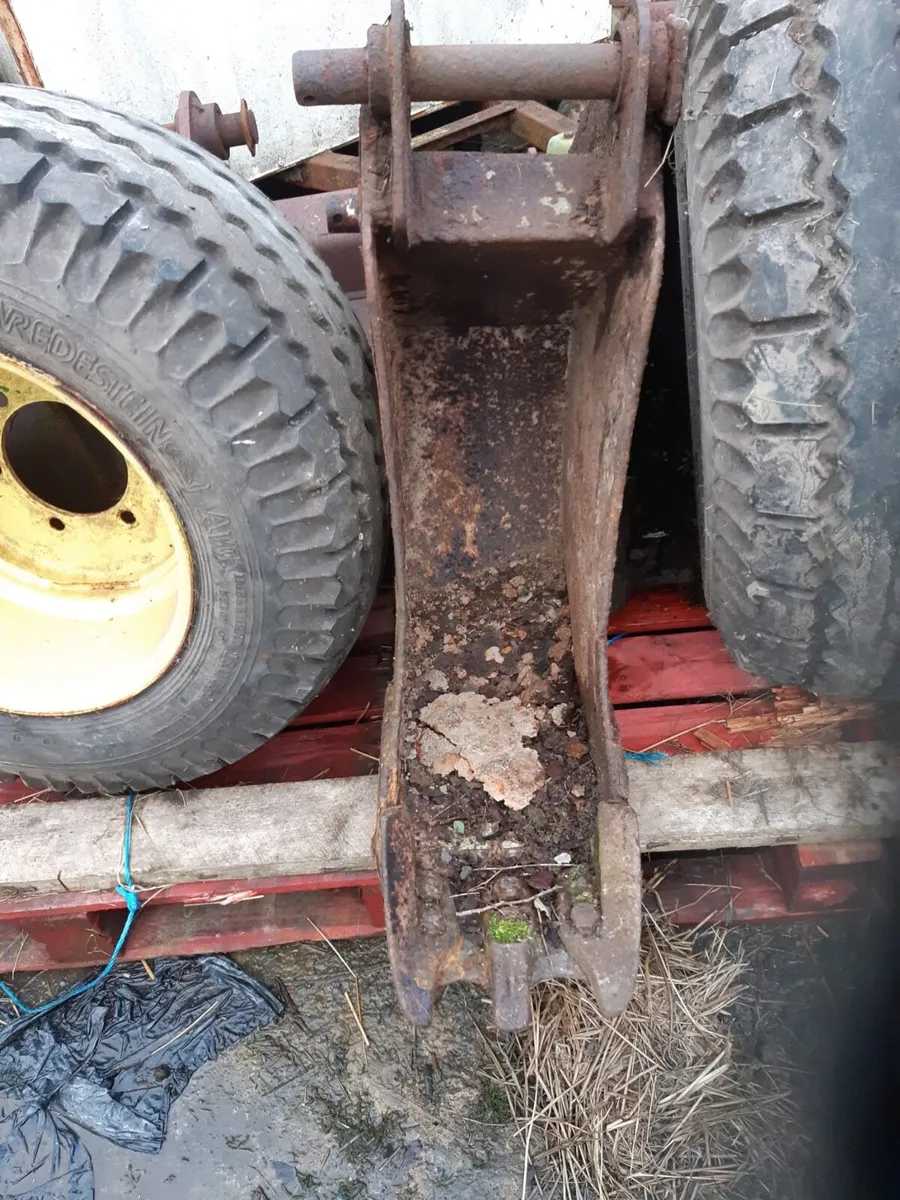 3 buckets, 2 tyres off baler, 8X5 car trailer - Image 1