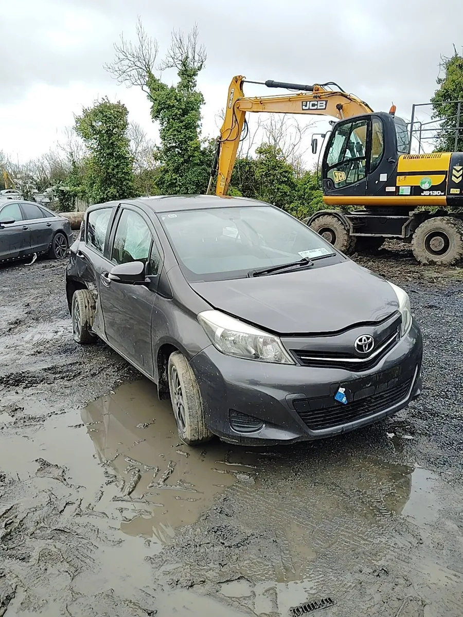Breaking Toyota Yaris 2014 petrol - Image 1