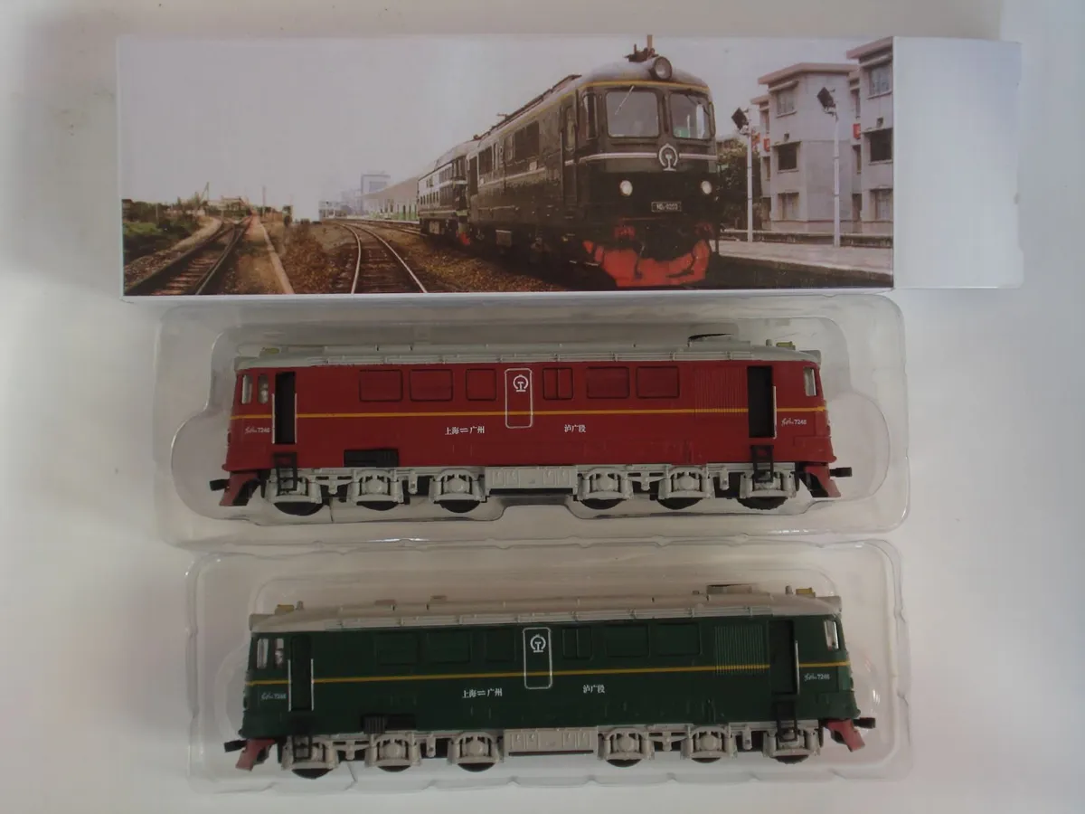 CHINA GREEN & MAROON MAIN LINE ENGINES. - Image 1