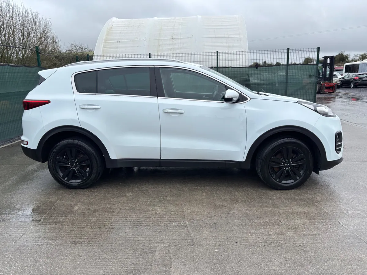 171 Kia Sportage Very Light Damage - Image 4