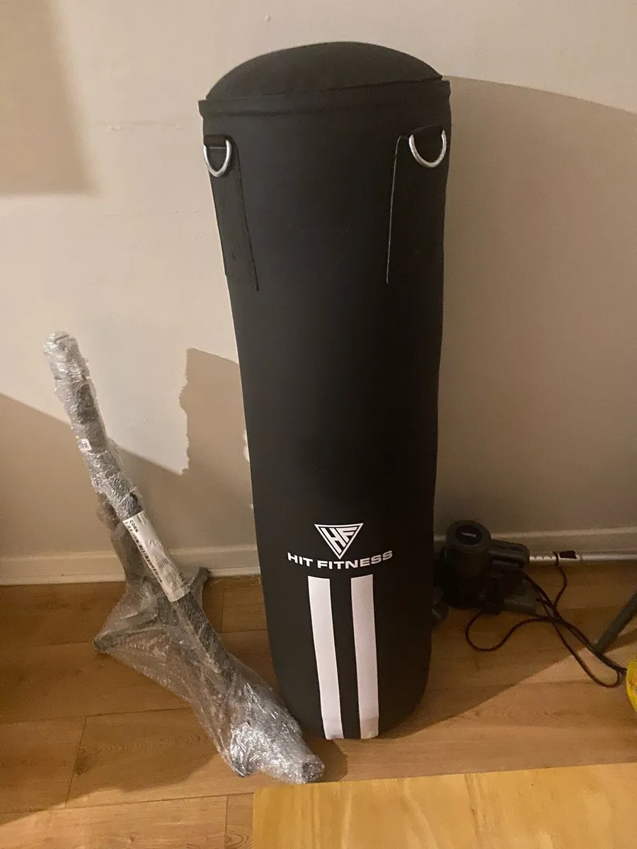 High quality heavy bag with wall bracket + gloves - Image 1