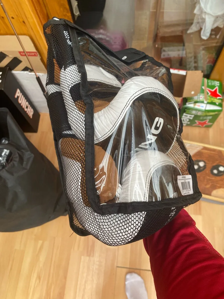 High quality heavy bag with wall bracket + gloves - Image 2