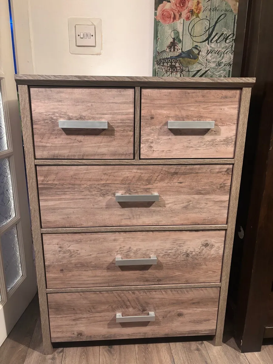 Chest of drawers