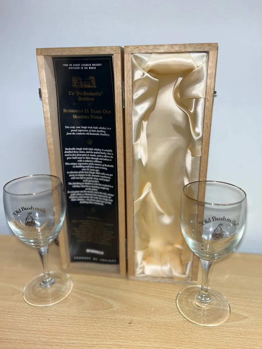 Bush Whiskey case and two glasses - Image 2