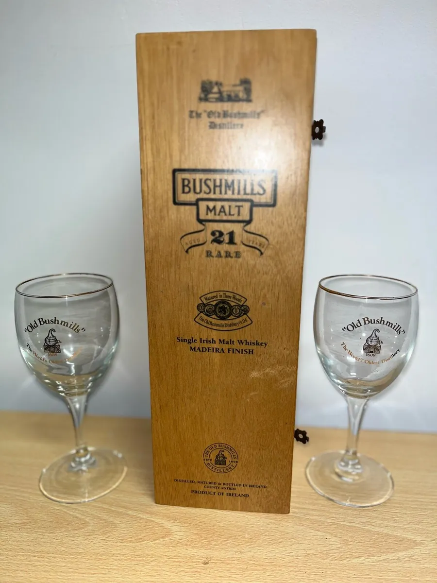 Bush Whiskey case and two glasses - Image 1