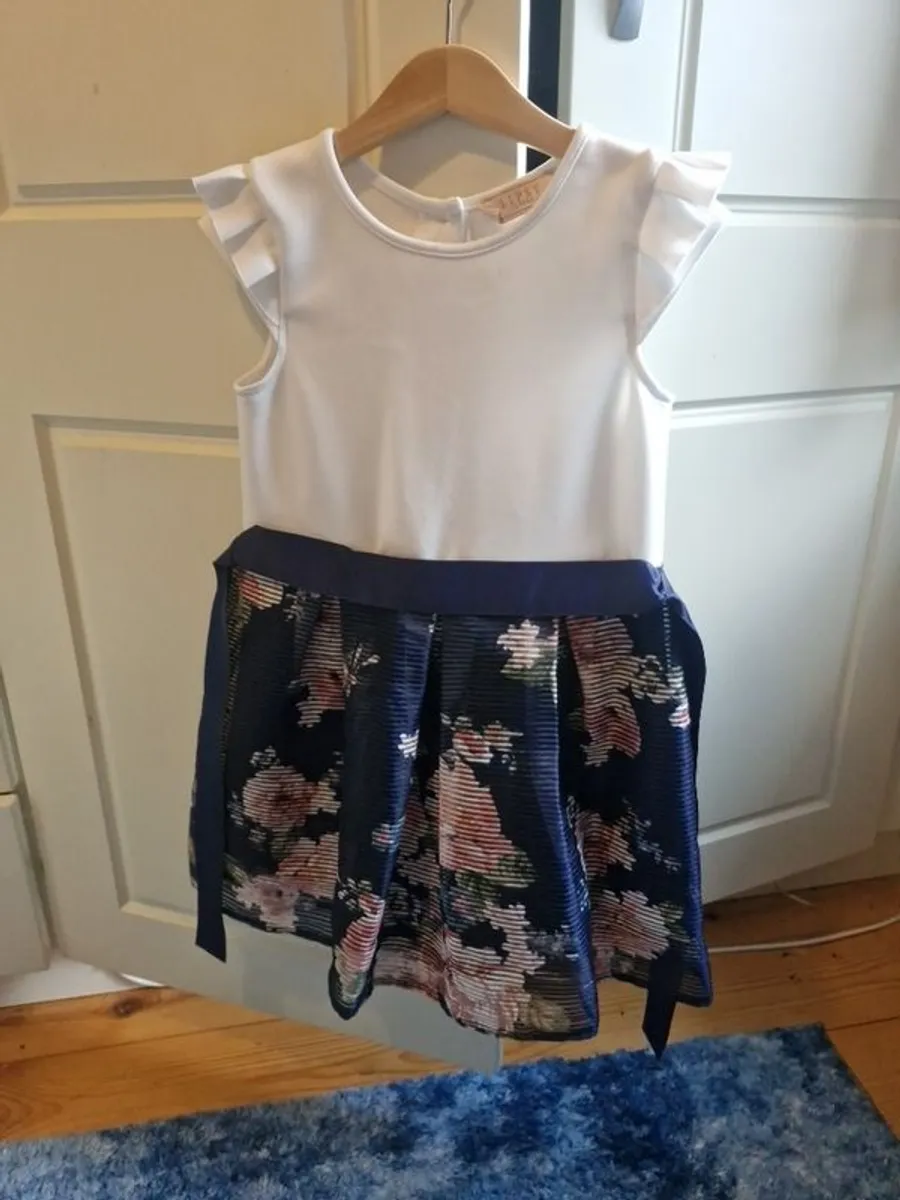 Two Lipsy London dresses. Aged 5-6yrs. Bought as flower girl dresses and only worn the once. - Image 3