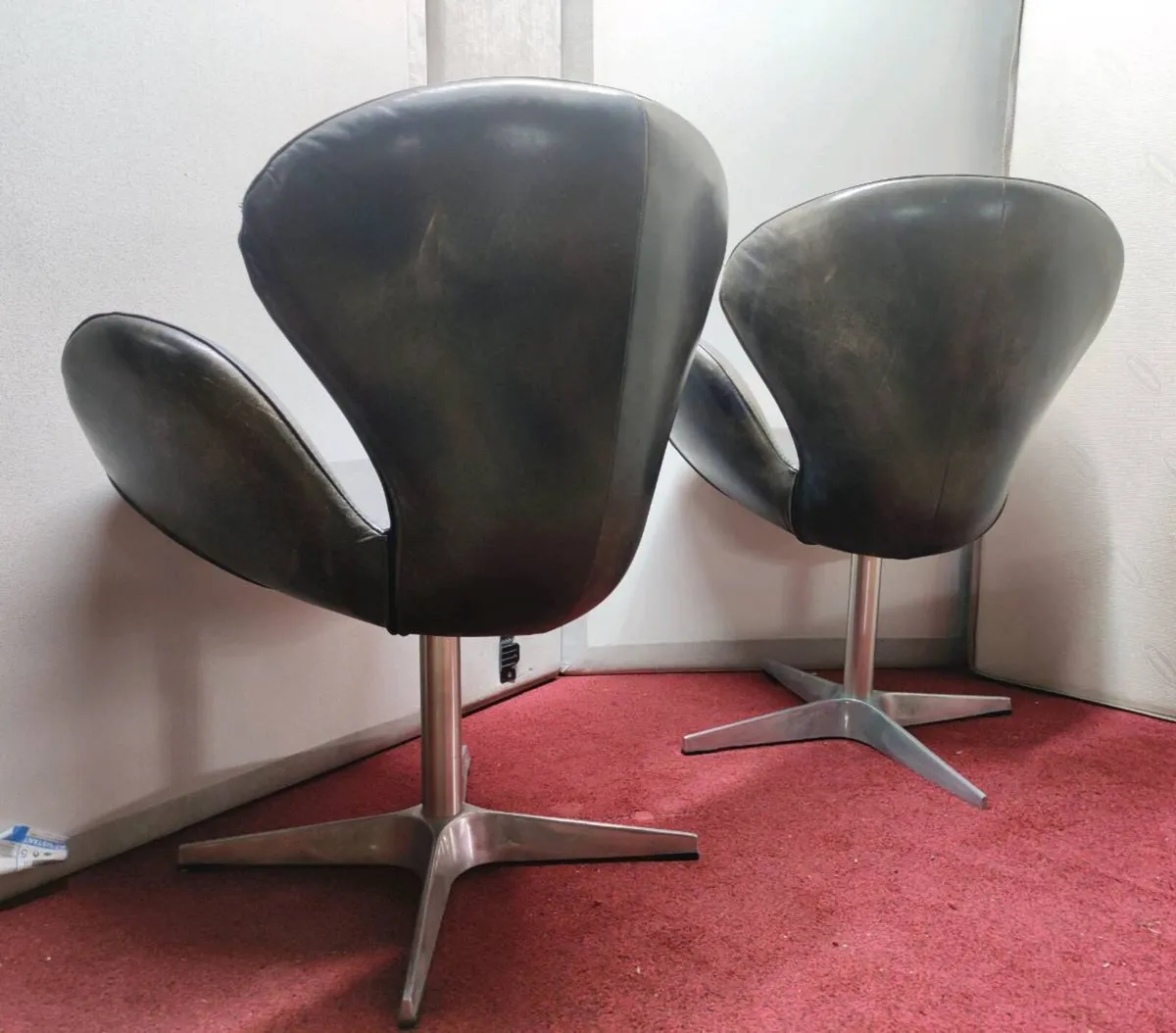 Arne Jacobsen inspired swan chairs - Image 3