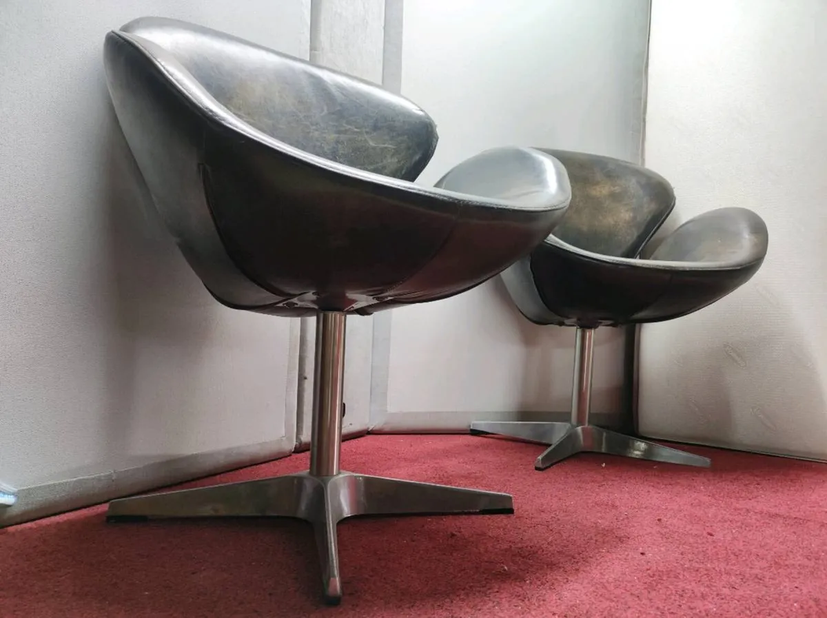 Arne Jacobsen inspired swan chairs - Image 4