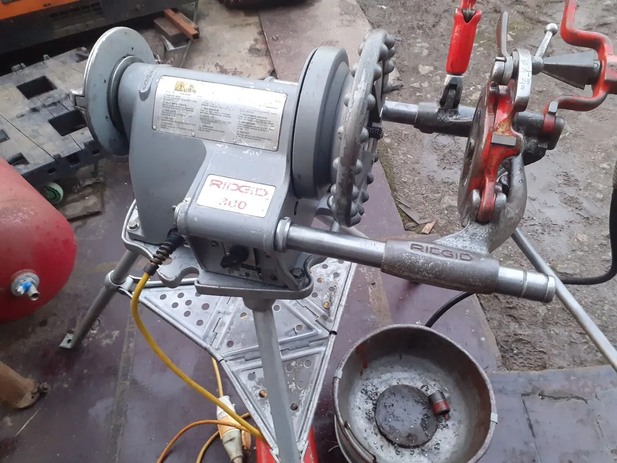 RIDGID 300 THREADING MACHINE - Image 1