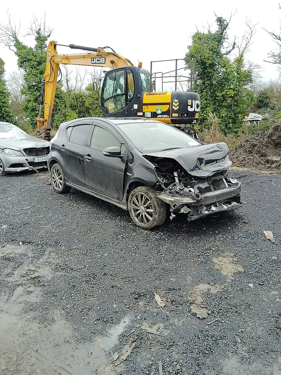 Breaking Toyota aqua hybrid 2014 - Image 1