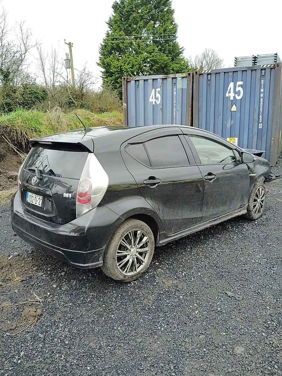 Breaking Toyota aqua hybrid 2014 - Image 2