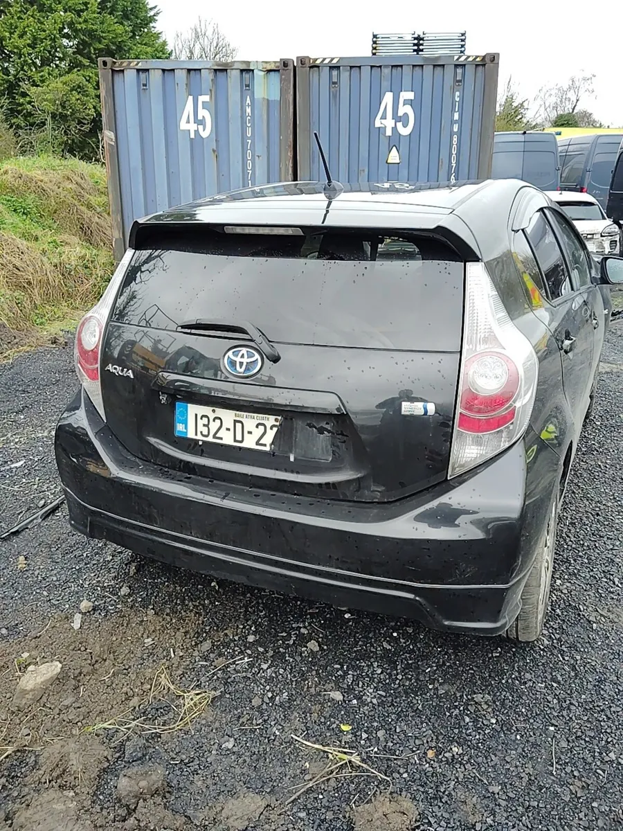 Breaking Toyota aqua hybrid 2014 - Image 4