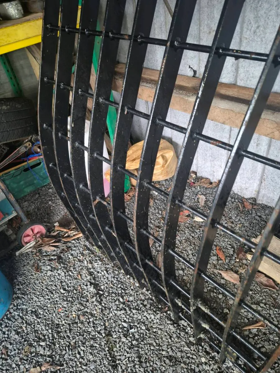 Windscreen guard for excavator - Image 1