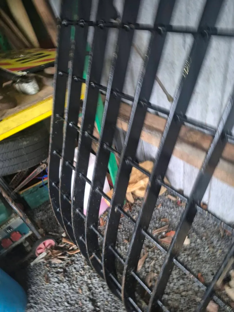 Windscreen guard for excavator - Image 4