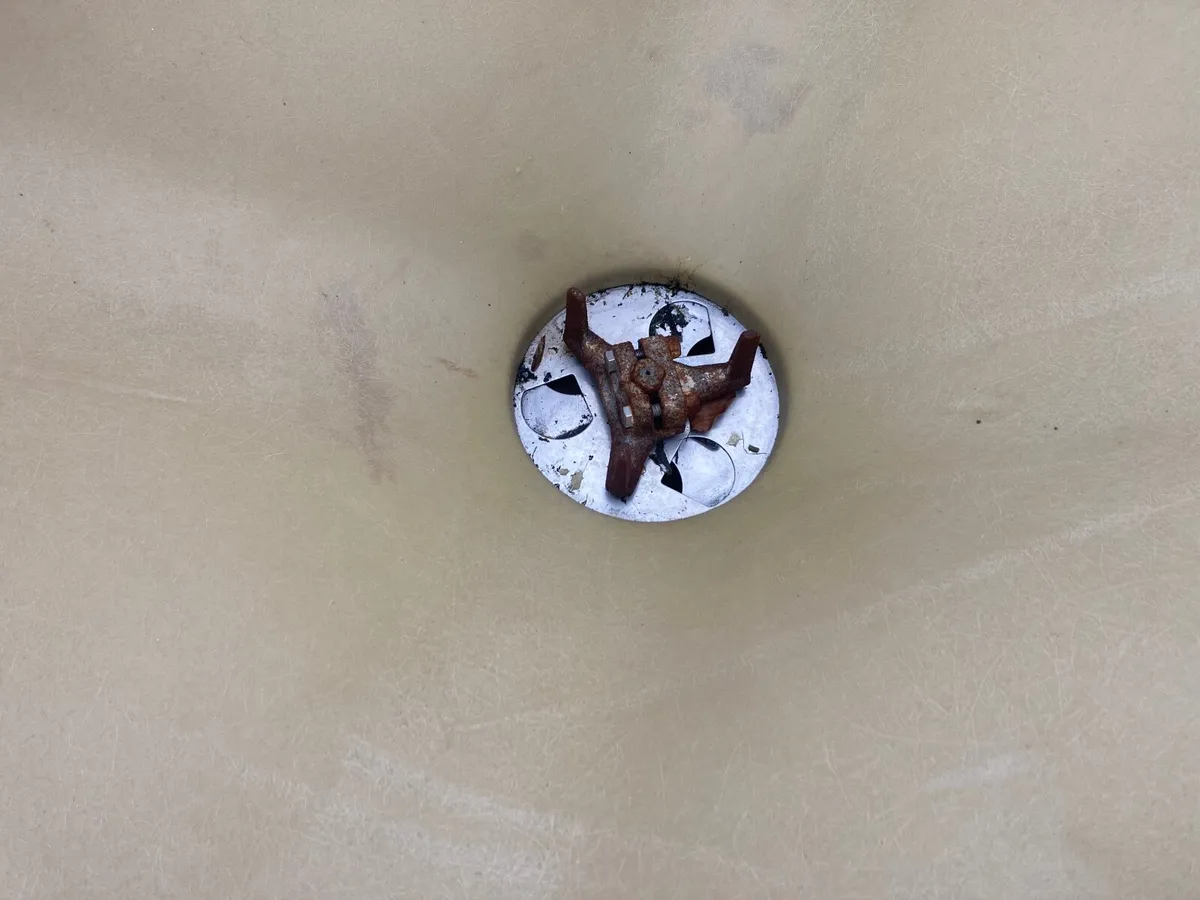 Abbey Fertilizer Spreader - Image 3