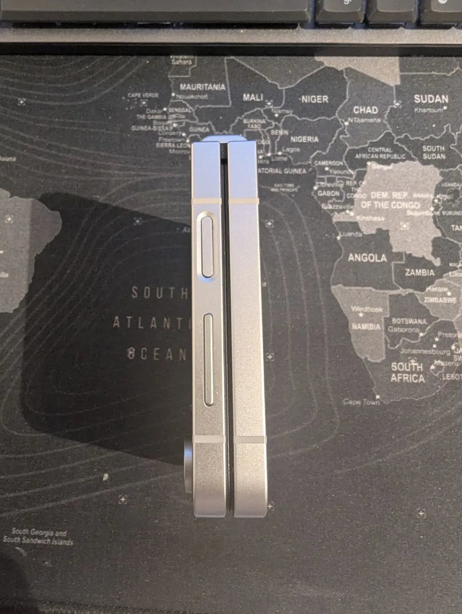 Samsung Z Flip6 - Image 1