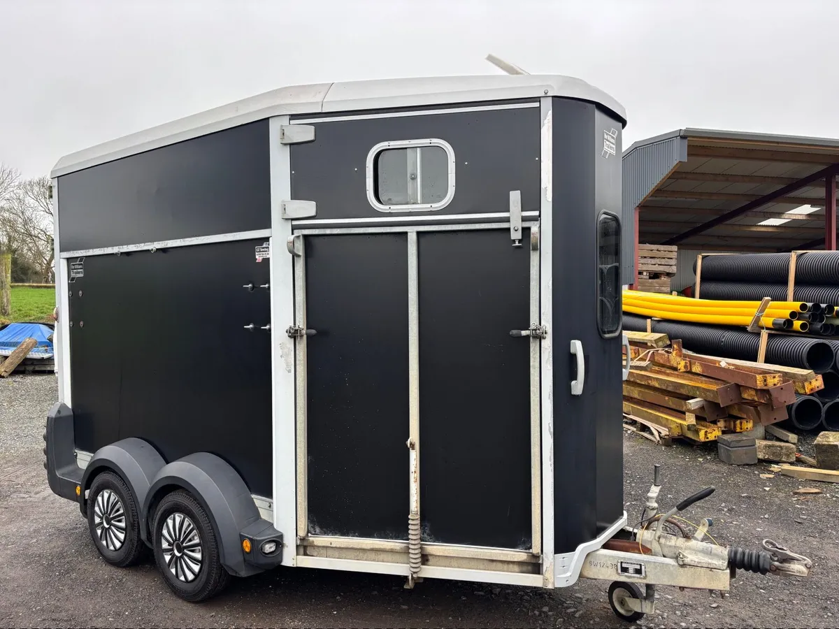 IFOR WILLIAMS HB511 BLACK HORSEBOX - Image 1