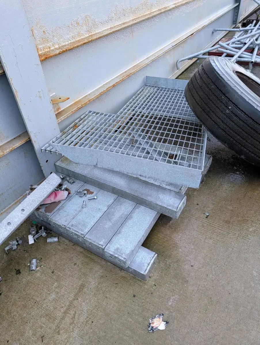 Galvanized steel walkways and stairs - Image 3