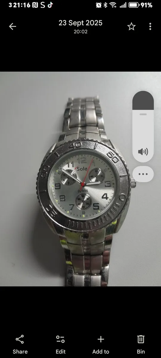 Men's heavy watch needs battery - Image 1