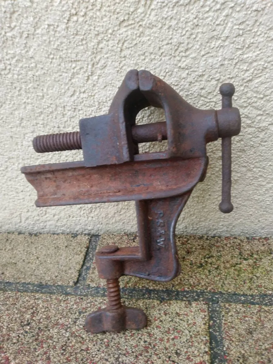 Antique P.S & W bench Vice (damaged) - Image 1