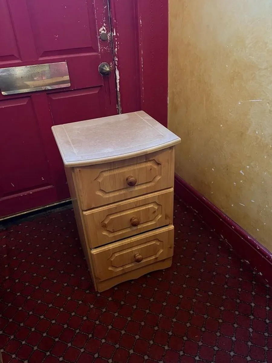 Beside chest of drawers - Image 2