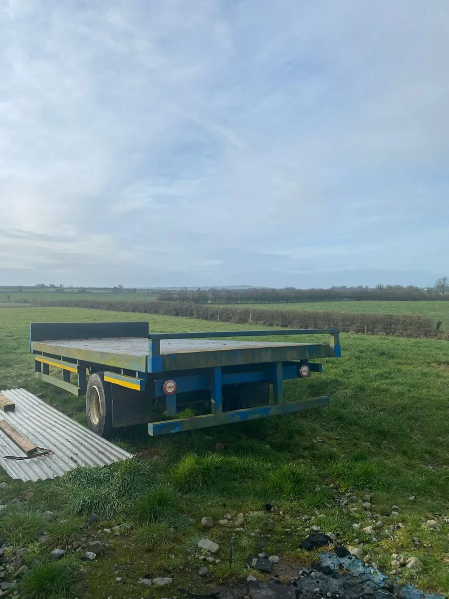 Bale trailer - Image 1