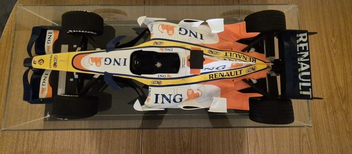 A 1:6 scale (32 inches long Formula 1 car) limited edition model of the 2007 Season ING Renault R27 F1 Team car - Image 4