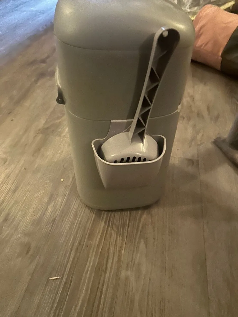 Cat beds litter trays ect - Image 3