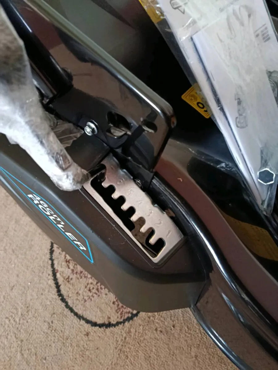 Briggs&stratton brand new  roller mower 46cm/ sp - Image 3