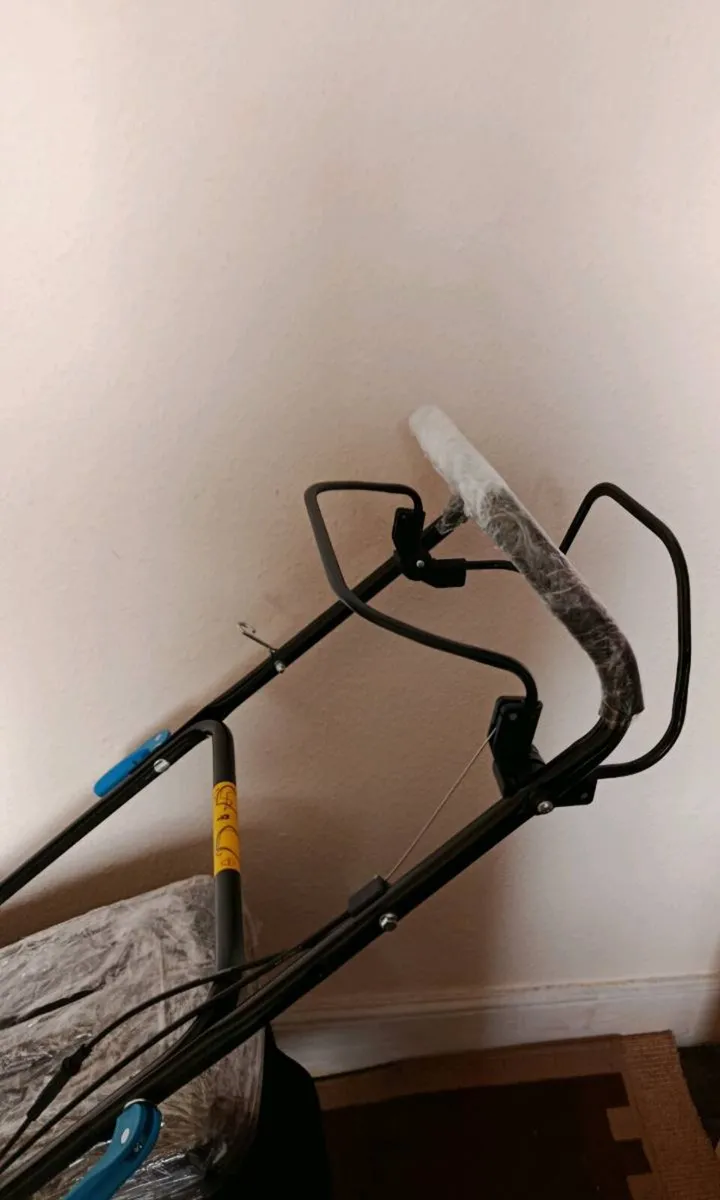 Briggs&stratton brand new  roller mower 46cm/ sp - Image 4