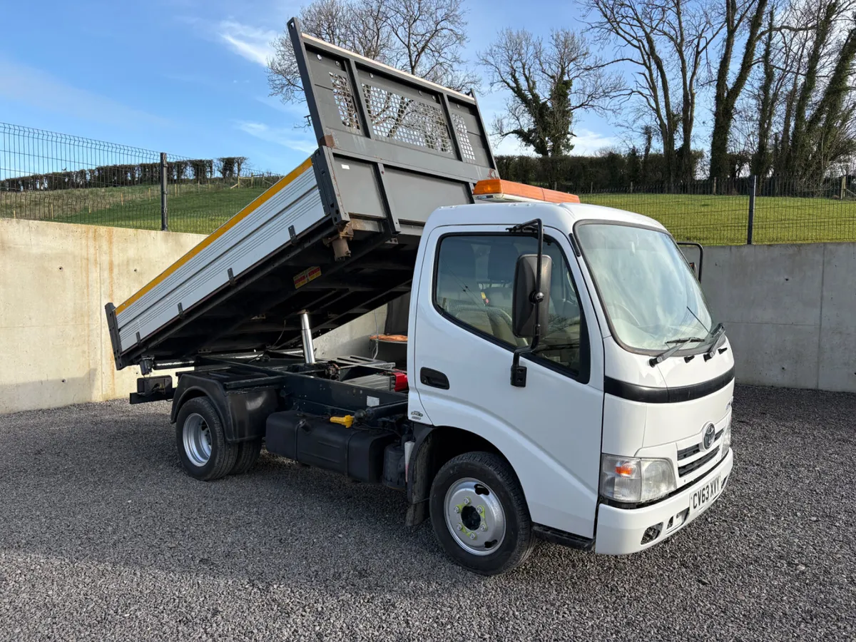 2014 Toyota Dyna 350 Tipper - Image 2