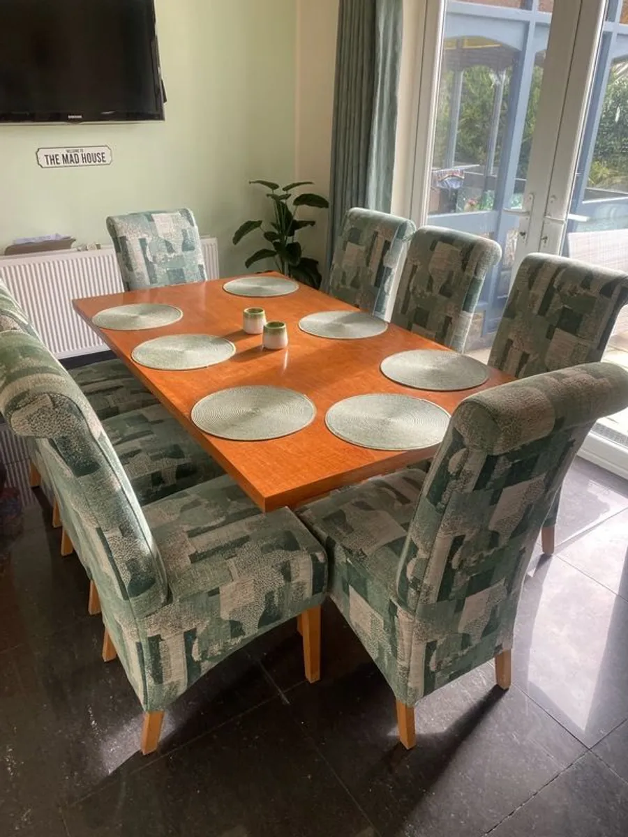 Table and 8 chairs - Image 1