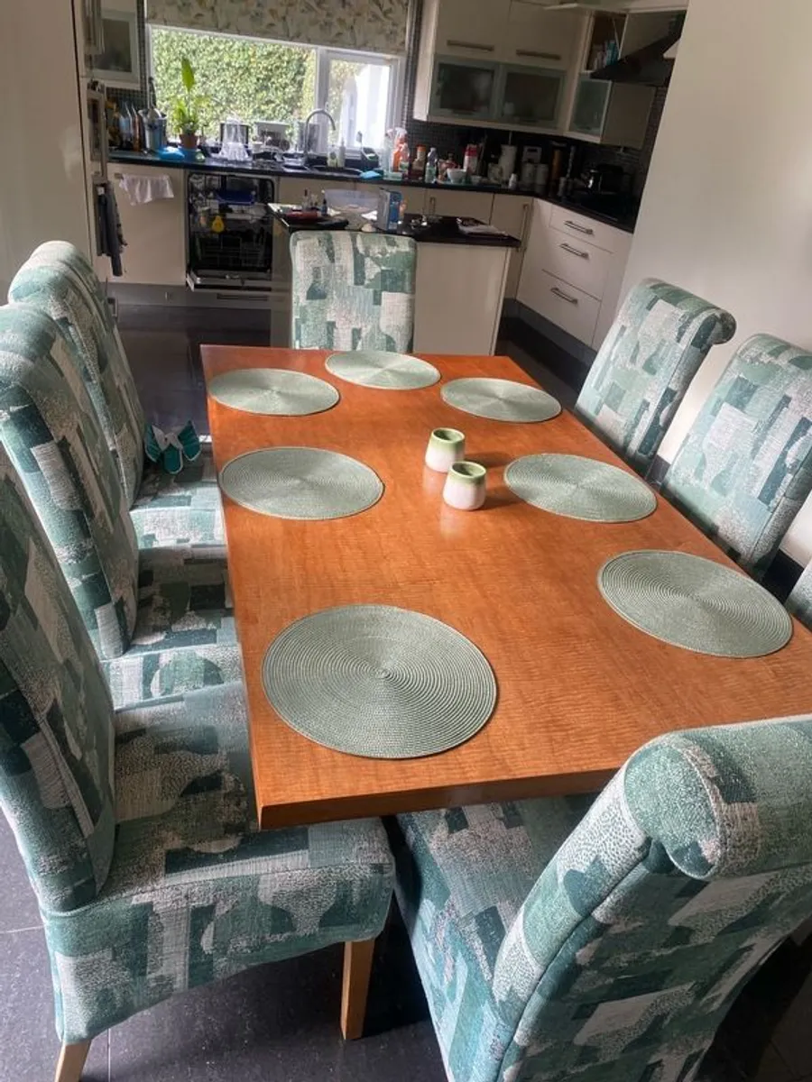 Table and 8 chairs - Image 2