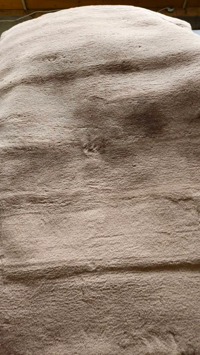 Fur rug - Image 1