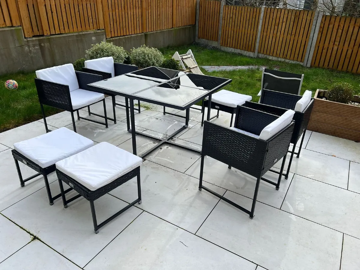 Garden cube Table with 8 seats - Image 1
