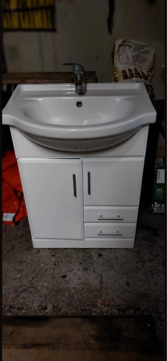 Bathroom equipment - Image 1