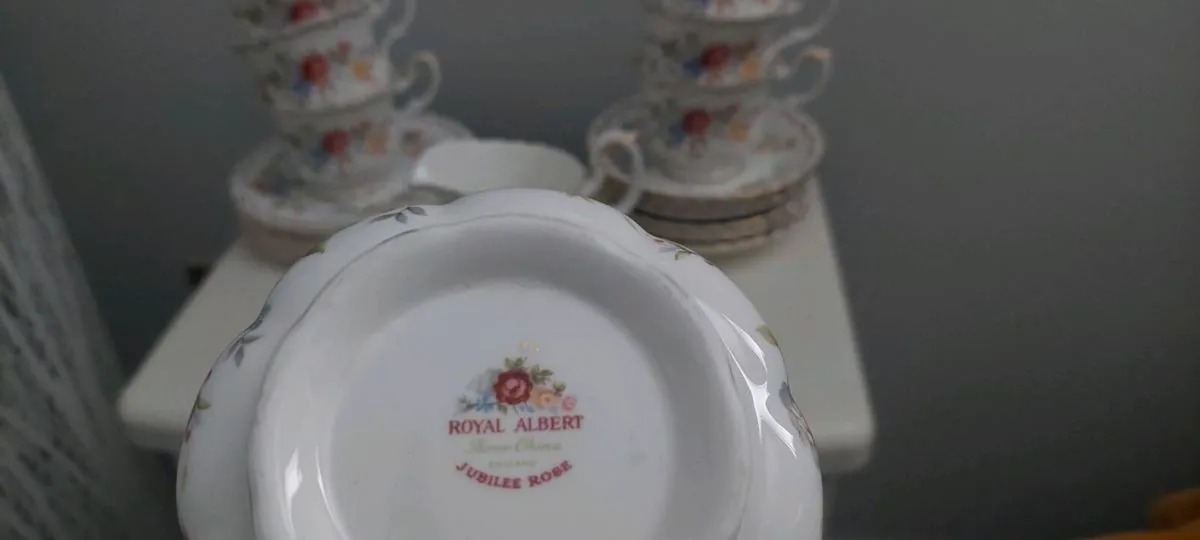 Royal Albert Jubilee Rose tea set - Image 2