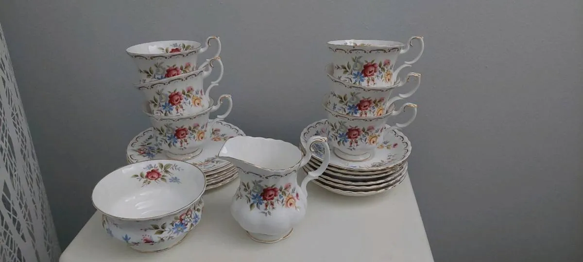 Royal Albert Jubilee Rose tea set - Image 3