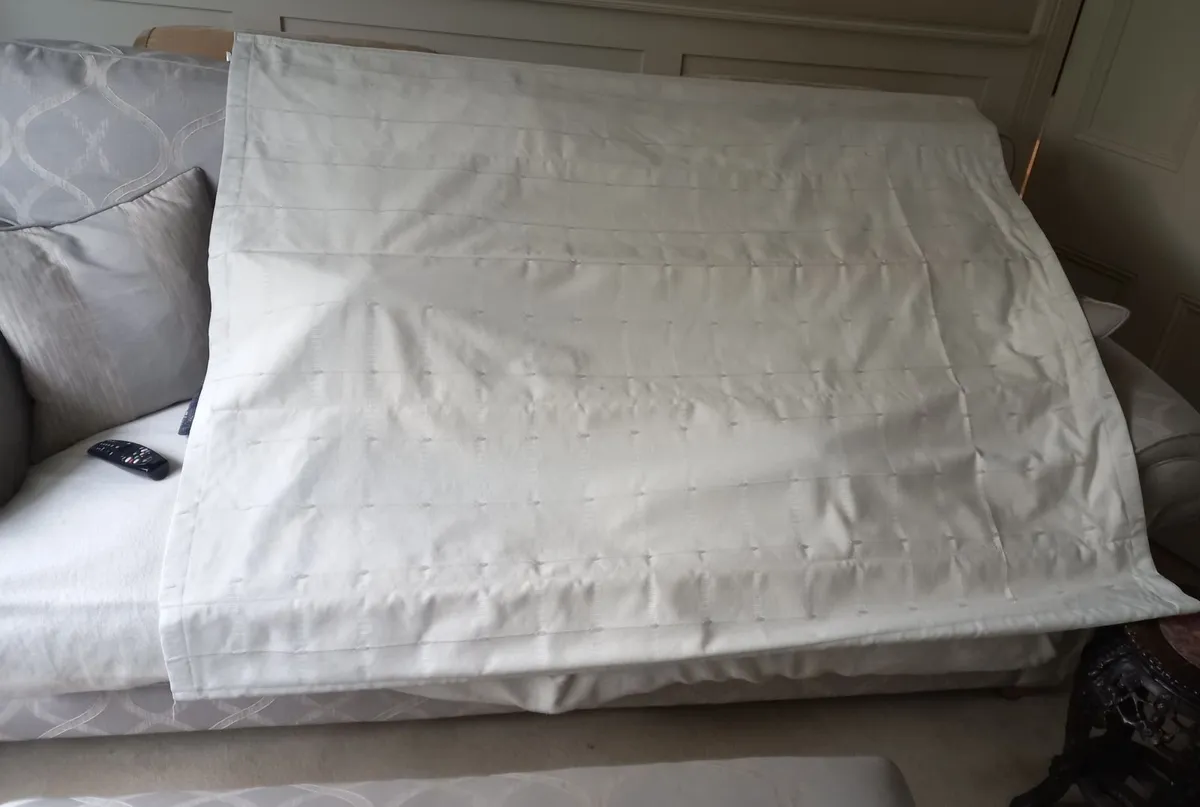 2 White Linen Roman Blinds - Image 4