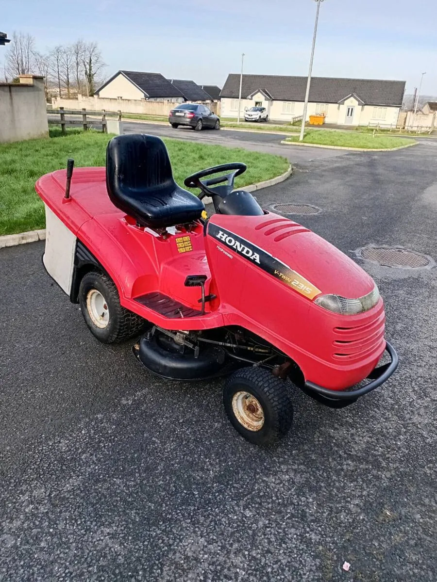 Ride on lawnmower - Image 1