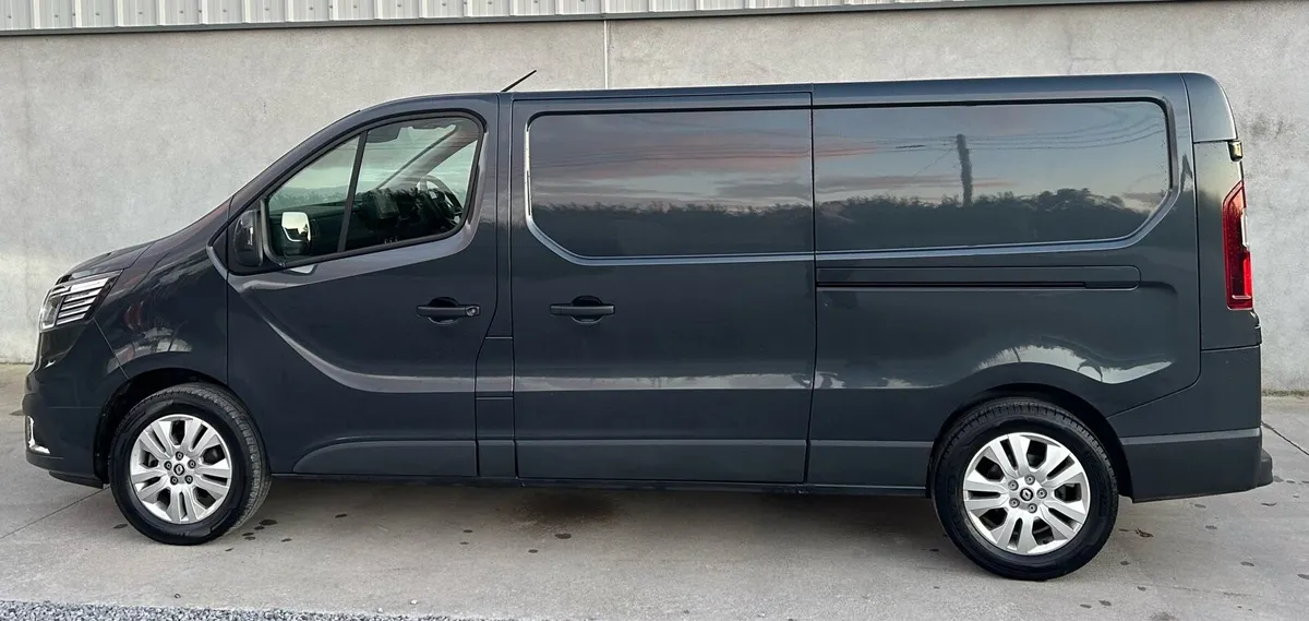 Renault Trafic Sport 2023 - Image 2