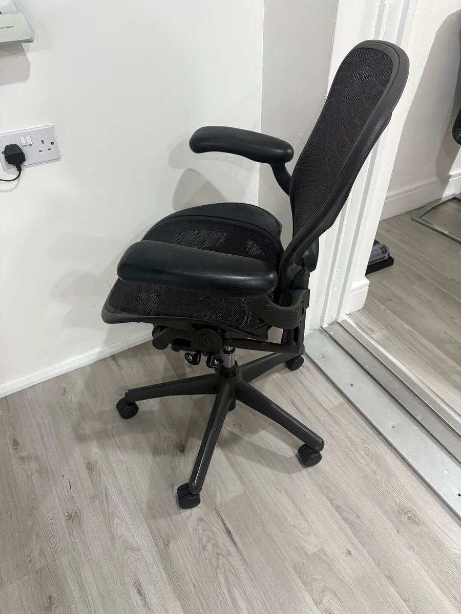 Herman Miller Aeron Office Chair - Image 4