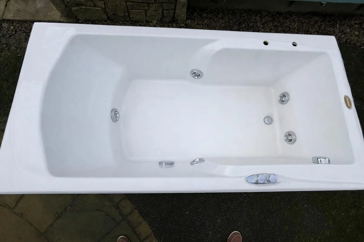 Jacuzzi Bath - Image 1
