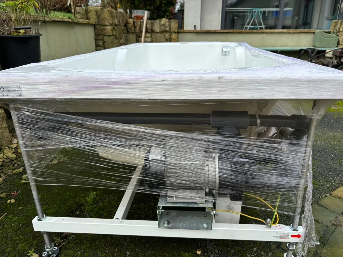 Jacuzzi Bath - Image 2