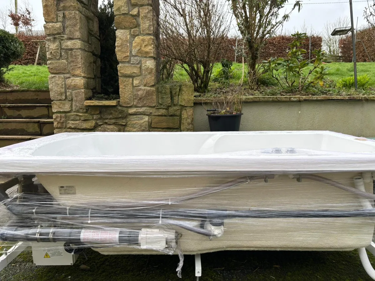 Jacuzzi Bath - Image 3